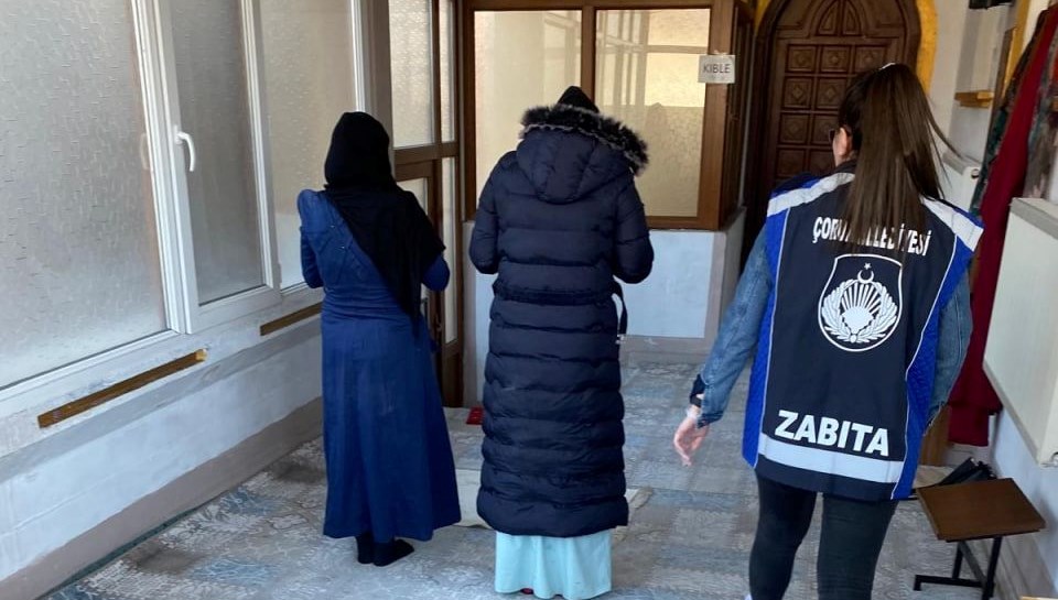 Gizlice İbadet: Yasağın Gölgesinde Secde 71 yakalanmamak icin mescide girip namaza durdular Z33kT9uw