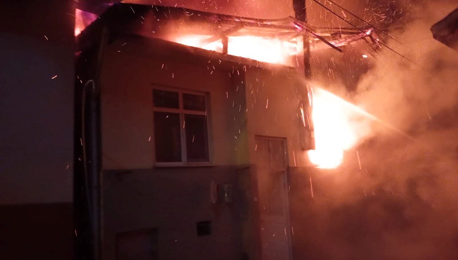 yanginda uc mesken kullanilamaz hale geldi R4UbwdEC