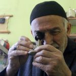 yarim asirdir 20 metrekarelik dukkanda 58 yildir vaktin durmamasi icin calisiyor CW9HssKY