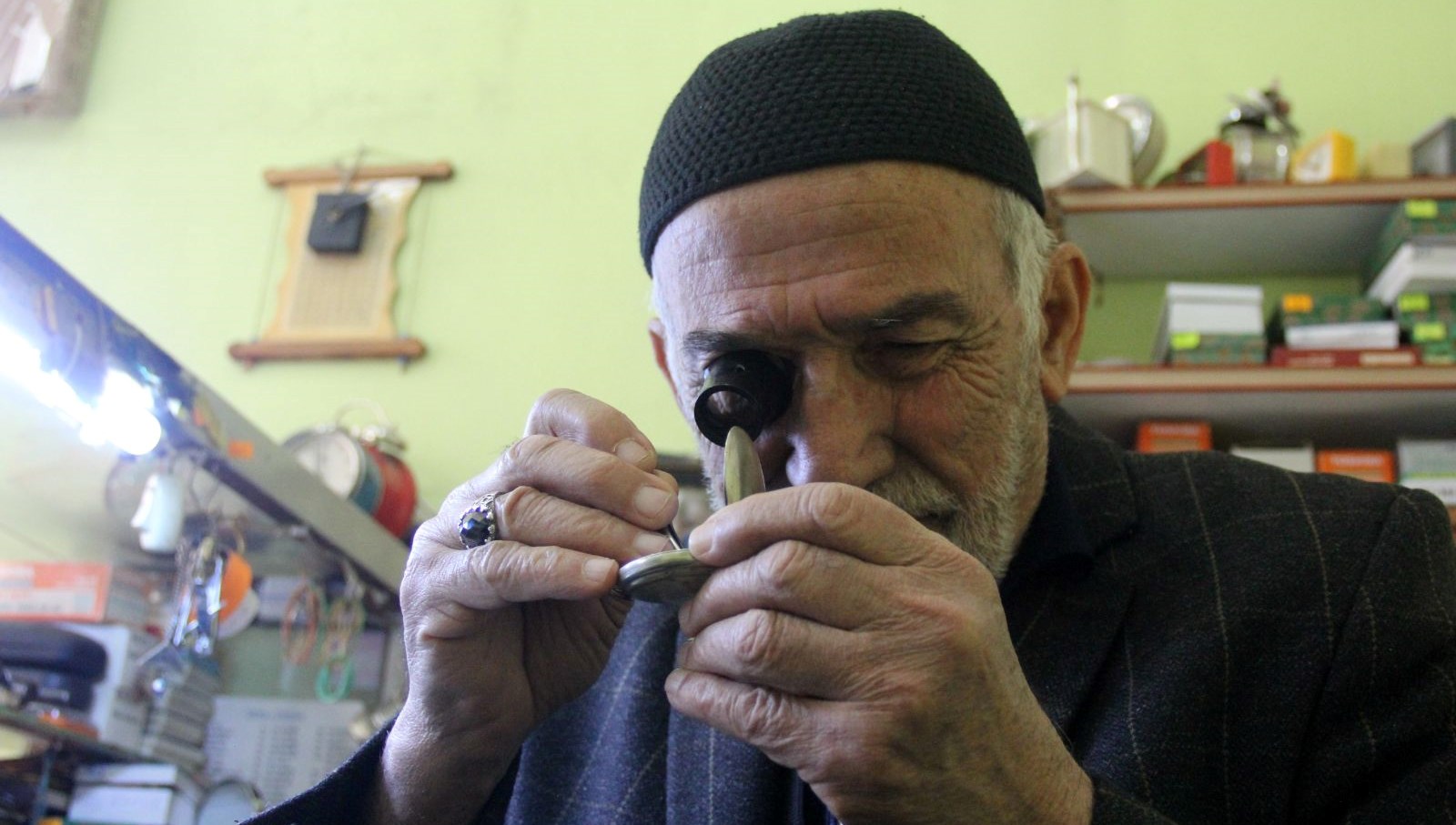 yarim asirdir 20 metrekarelik dukkanda 58 yildir vaktin durmamasi icin calisiyor CW9HssKY