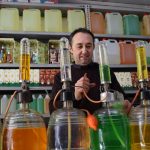 yarim asirlik dukkanda kolonya dolumu yapiyor bu meslegin bir maneviyati var W81UxaCD