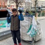 yasitlari okula giderken o uzunlugundan buyuk el arabasi ile atik topluyor vy55DMi5