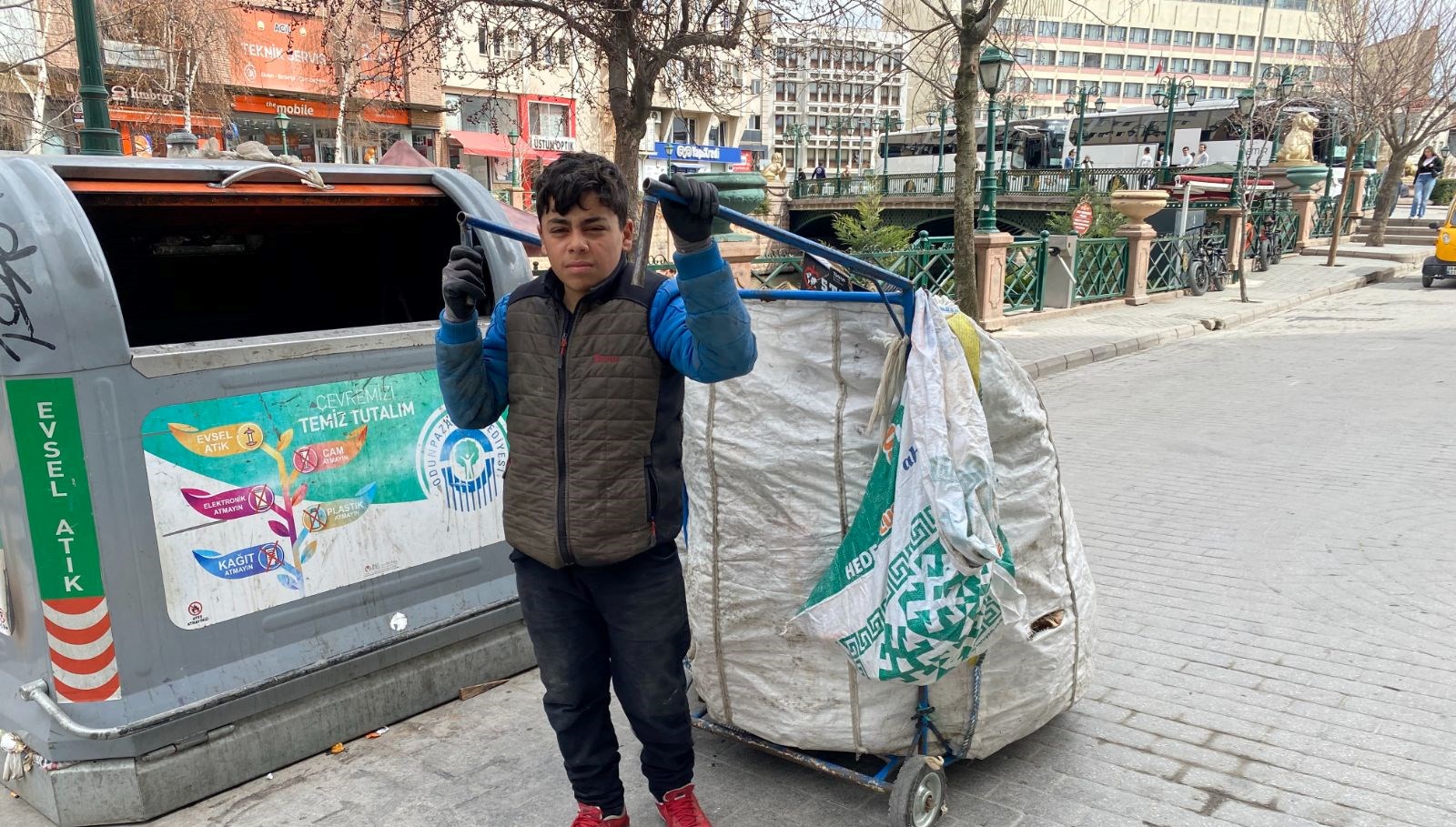 yasitlari okula giderken o uzunlugundan buyuk el arabasi ile atik topluyor vy55DMi5