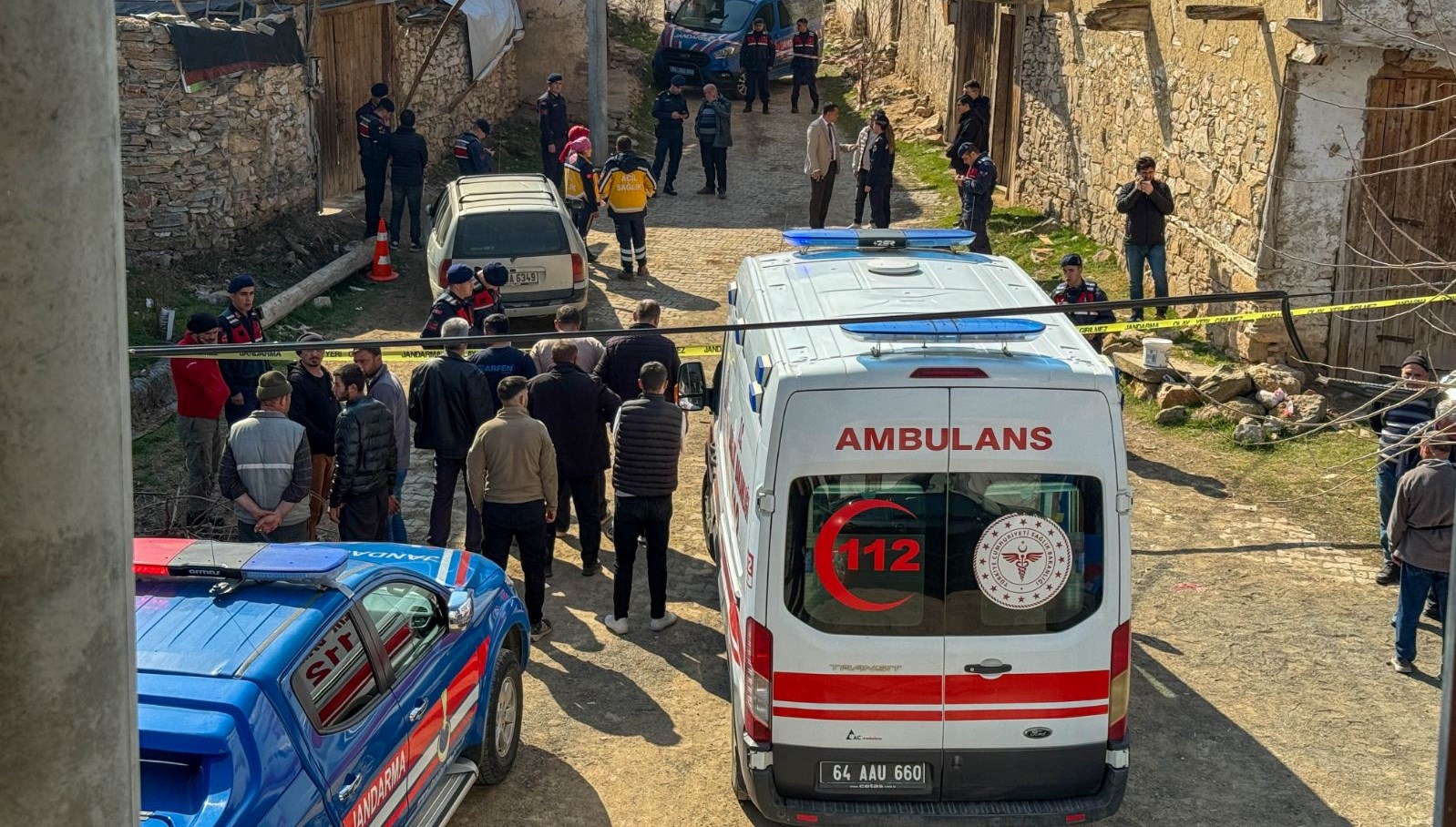 yasli adam komsularini katletti HnQEFU5a