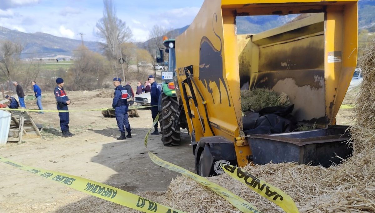 yem karma makinesine dusen adamoldu hXypQJ1w