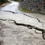 yolda derin catlaklar olustu endiselendiren manzara eQ3Y3sDX