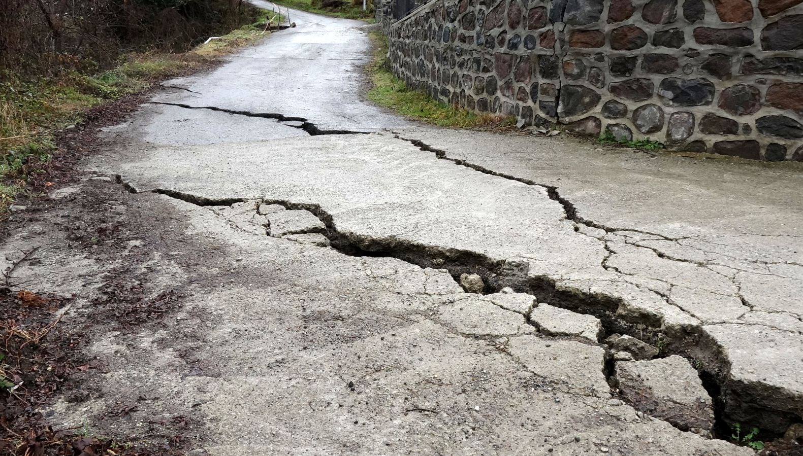 yolda derin catlaklar olustu endiselendiren manzara eQ3Y3sDX