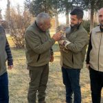 yolda yururken maymun buldu LB6S4uX2