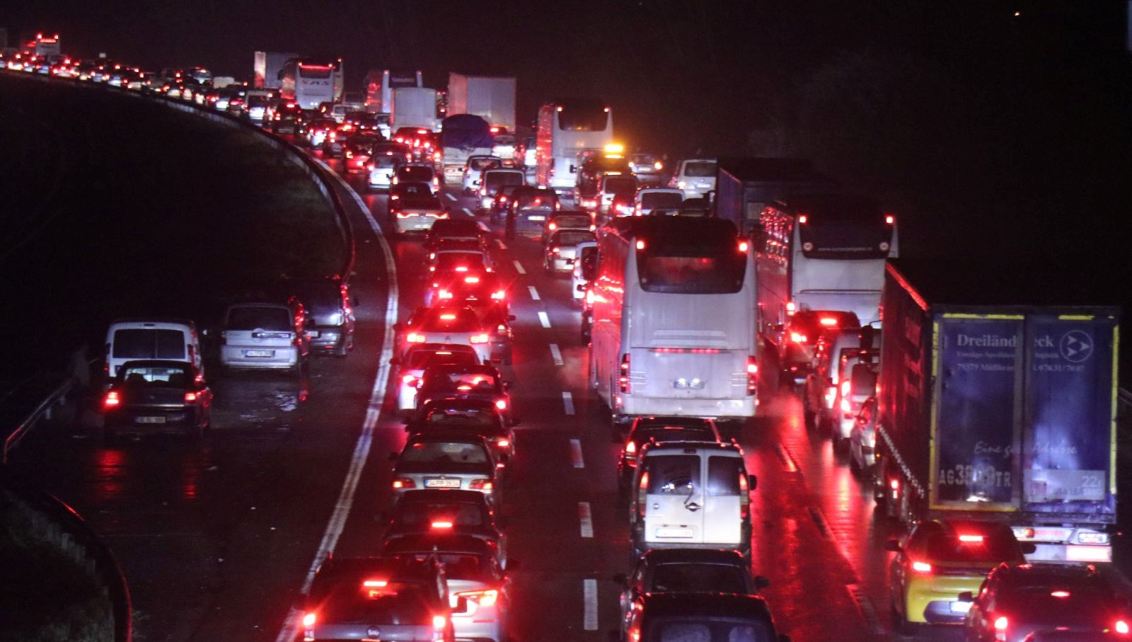 yollarda bayram yogunlugu otoyollarin kesisim noktasinda trafik durdu