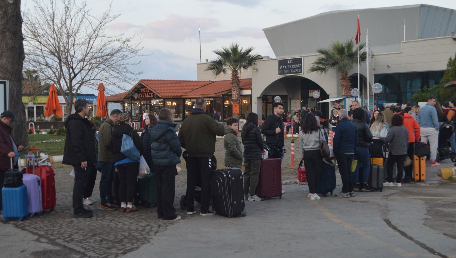 yunan adalarina ilgi suruyor ayvalikta kuyruk olustu szwRHUFV