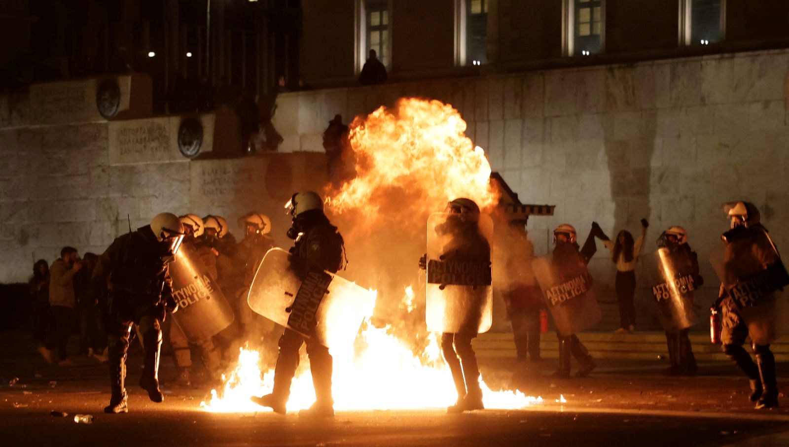 Yunan Alevleri: Hükümet Ayakta, Halk İsyan Bayrağını Çekti 71 yunanistan yangin yeri hukumet dusmedi halk sokaklari atese verdi 77GWkmZd