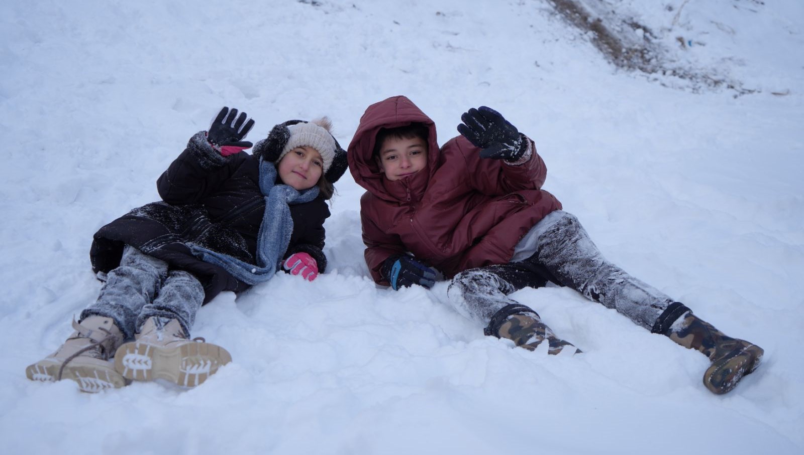 Yuvarlanarak gelen neşe: Kar, kızak ihtiyacını ortadan kaldırdı 71 yuvarlanarak karin keyfini cikardilar posetle kaymak yetmedi QMRhuEsm