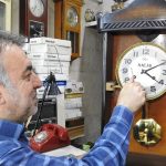 10 metrekarelik dukkaninda meslegini yasatiyor tarihe taniklik etmis saatleri tamir ediyor uRXzA6hg