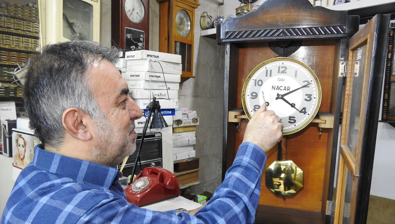 10 metrekarelik dukkaninda meslegini yasatiyor tarihe taniklik etmis saatleri tamir ediyor uRXzA6hg