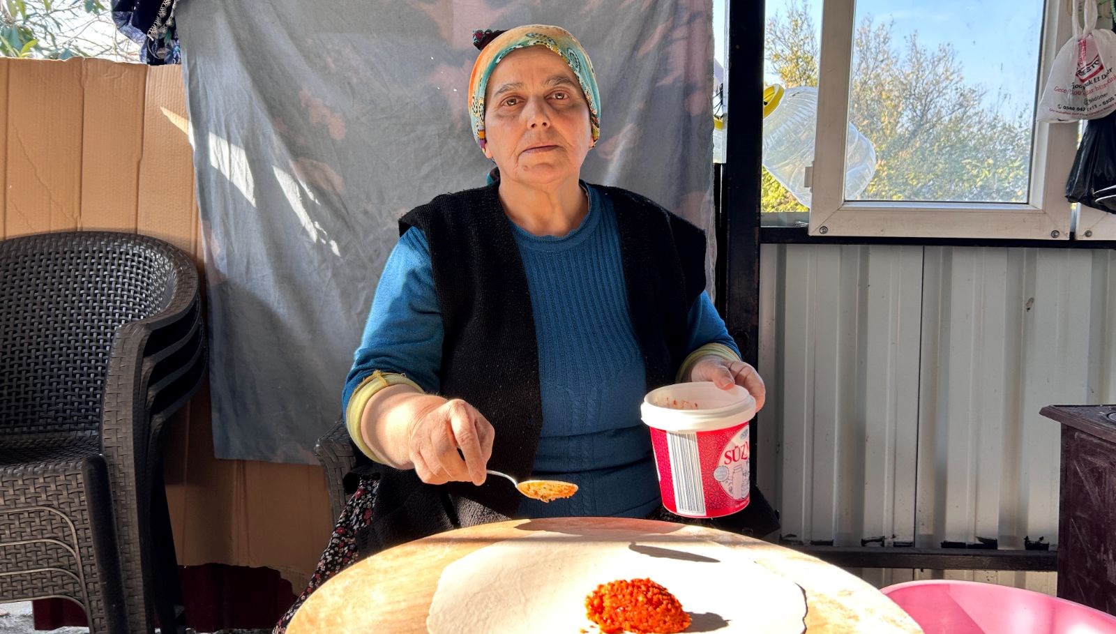 Depremzede Annenin Yufka Ekmeği ve Gözlemesiyle Umuda Tutunuşu 71 2 cocuk annesi depremzede bayanin gecim kaynagi oldu yufka ekmek ve gozleme yapiyor zWJWDDNC