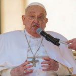 2 hafta evvel taburcu olan papadan surprizvatikanda halki selamladi 8J4MusXU