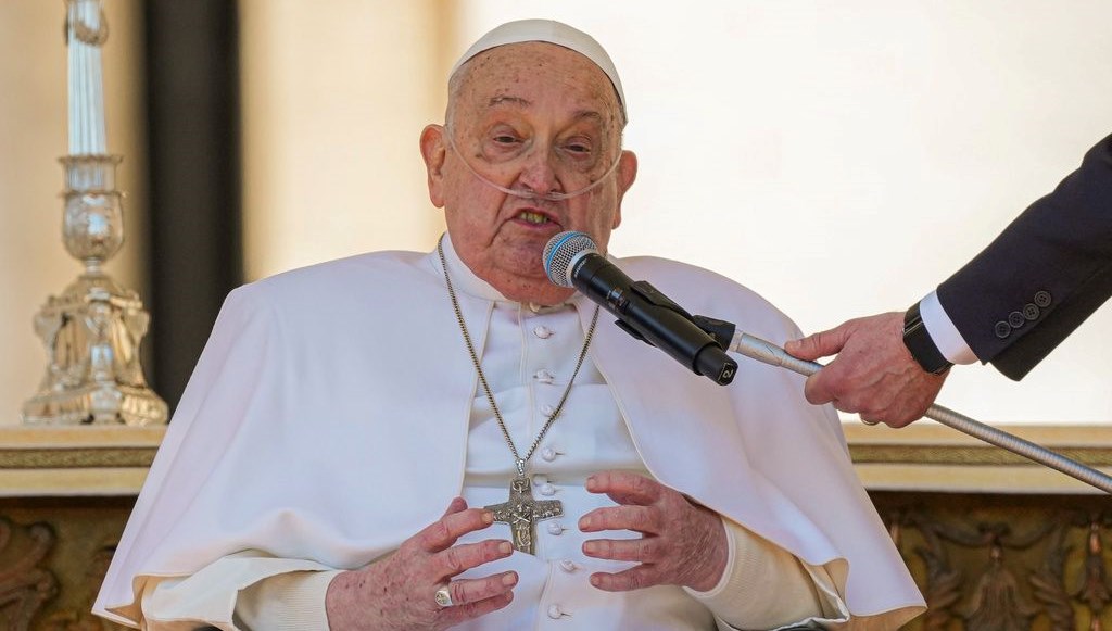 2 hafta evvel taburcu olan papadan surprizvatikanda halki selamladi 8J4MusXU