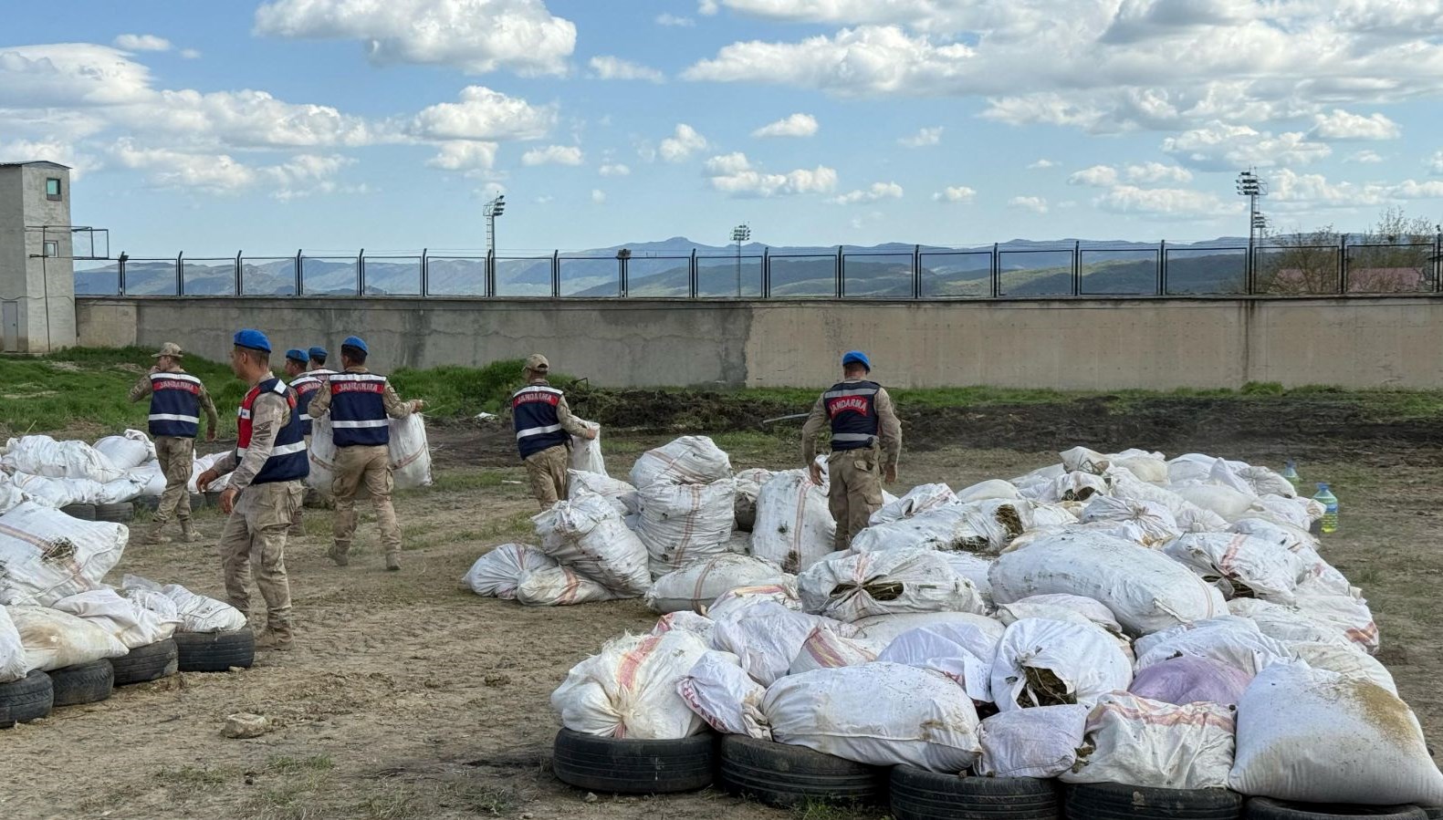 20 tondan fazla uyusturucu imha edildi 2wei6wb6