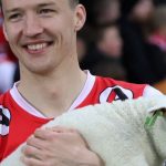 22 yil sonra gelen zafer sonrasi macin oyuncusuna kuzu ikram ettiler Kxu5mRC7