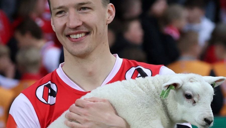 22 yıl sonra gelen zafer sonrası maçın oyuncusuna kuzu ikram ettiler 71 22 yil sonra gelen zafer sonrasi macin oyuncusuna kuzu ikram ettiler