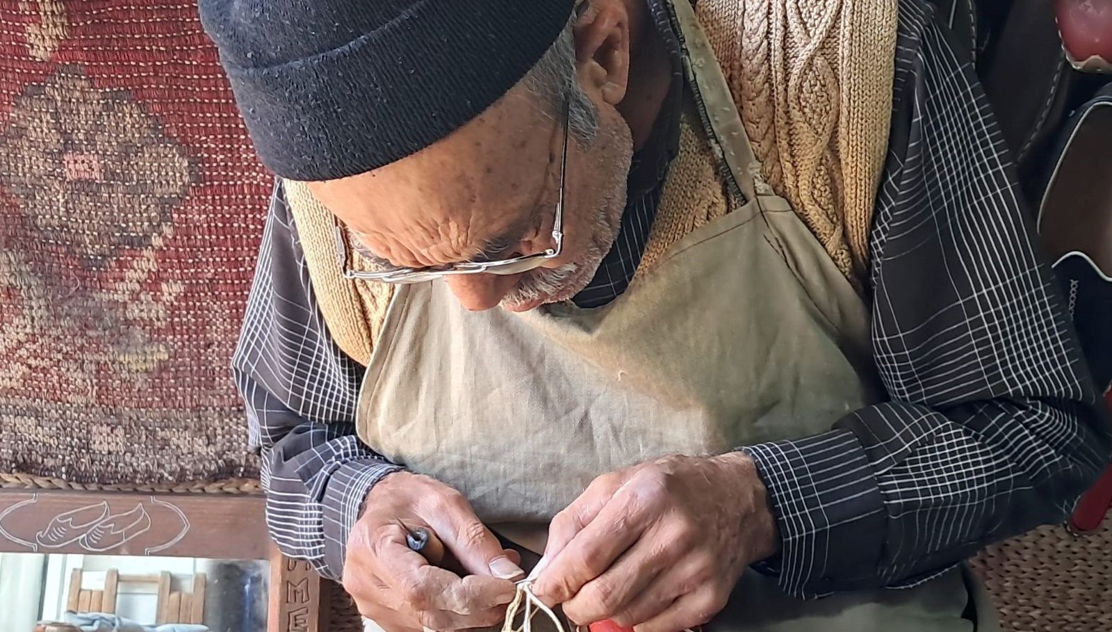 40 yildir 4 metrekarelik dukkanda calisiyor meslegi babasindan ogrendi rmVv8Kqf