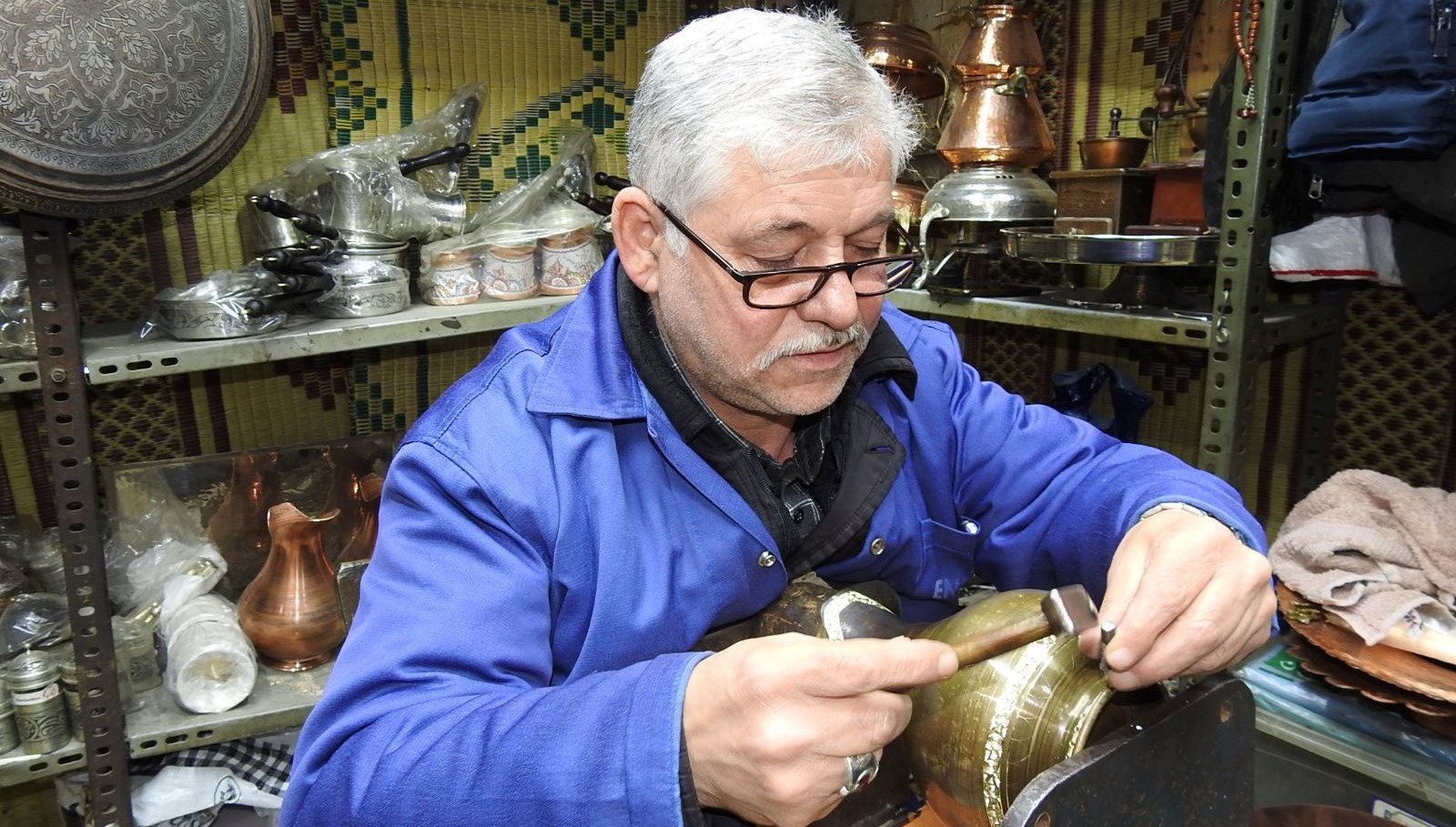 60 yasinda hala bakir sesleri ortasinda meslegini 50 yildir surduruyor DjFTDicv