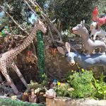 64 yasindaki emekli ogretmen atil malzemeleri donusturuyor bahcesini acik hava muzesine donusturdu 7VnUnz2B