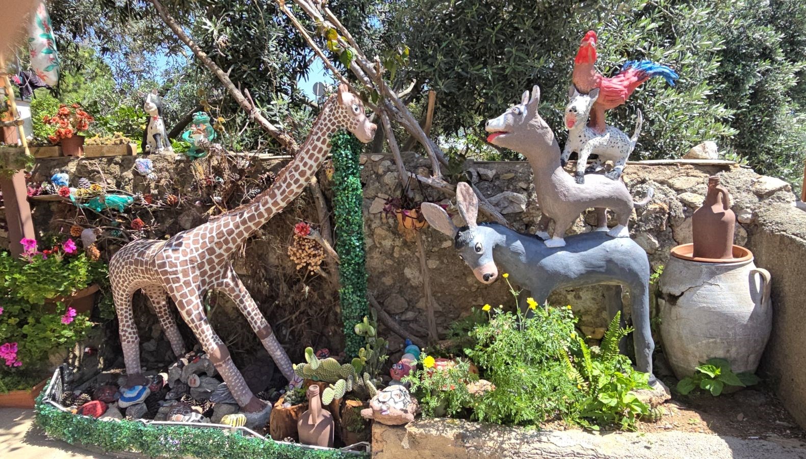 64 yasindaki emekli ogretmen atil malzemeleri donusturuyor bahcesini acik hava muzesine donusturdu 7VnUnz2B