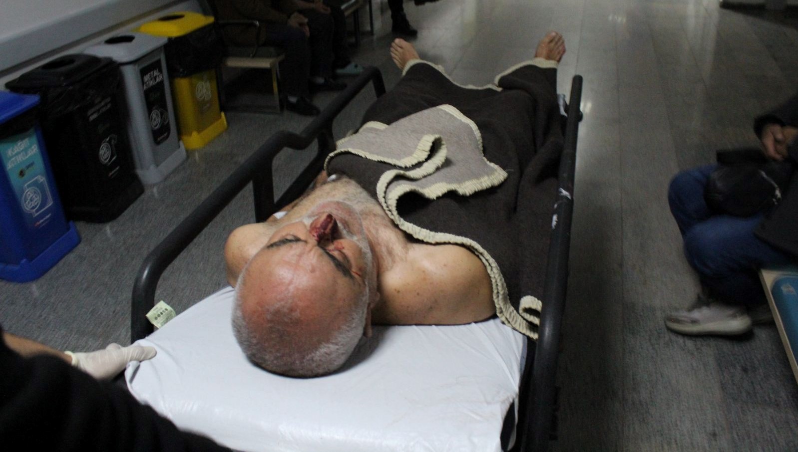 69 yasindaki adami uc yerinden bicakladi 2K16qqYD