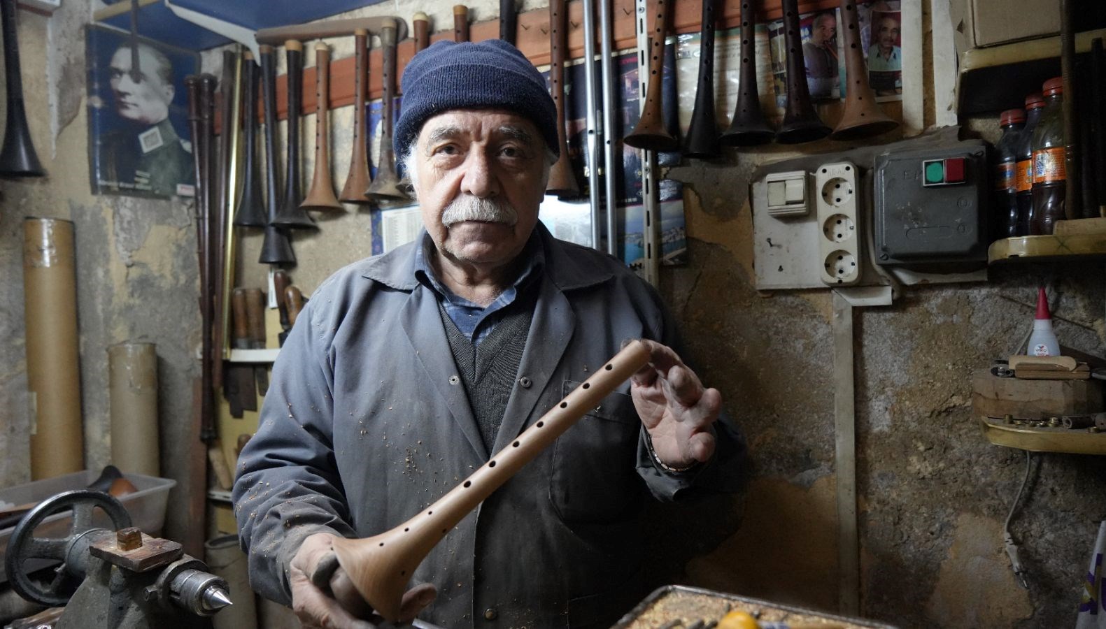 70 yasindaki mesut usta isini askla yapiyor fiyati isciligine nazaran degisiyor w7SKYLZn