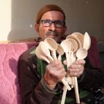 75 yasindaki ahmet dede 15 yildir simsir agacidan uretiyor turkiyenin bircok vilayetine gonderiyor VbLOFQMA