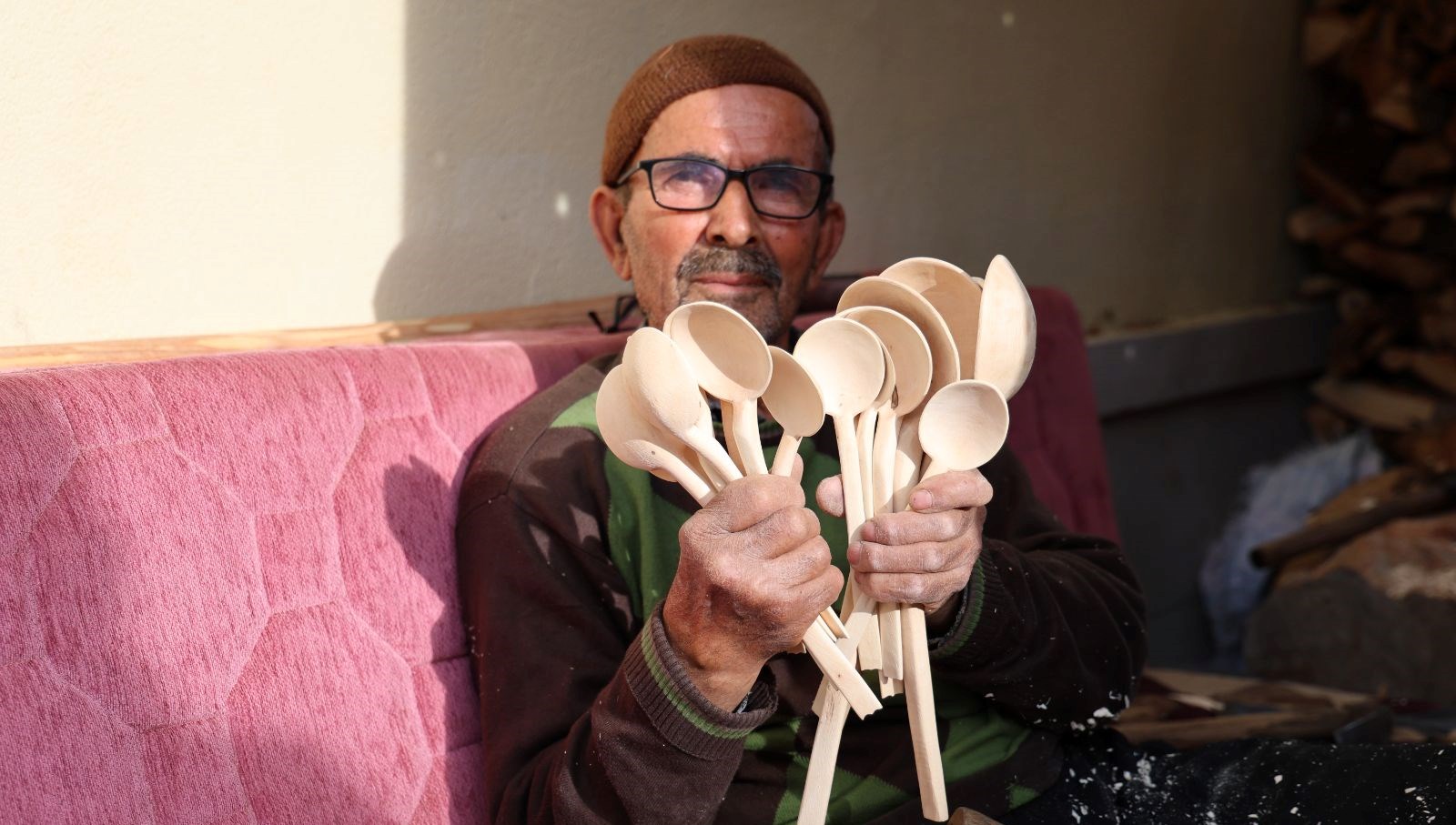 75 yaşındaki Ahmet dede 15 yıldır şimşir ağacıdan üretiyor: Türkiye'nin birçok vilayetine gönderiyor 71 75 yasindaki ahmet dede 15 yildir simsir agacidan uretiyor turkiyenin bircok vilayetine gonderiyor VbLOFQMA