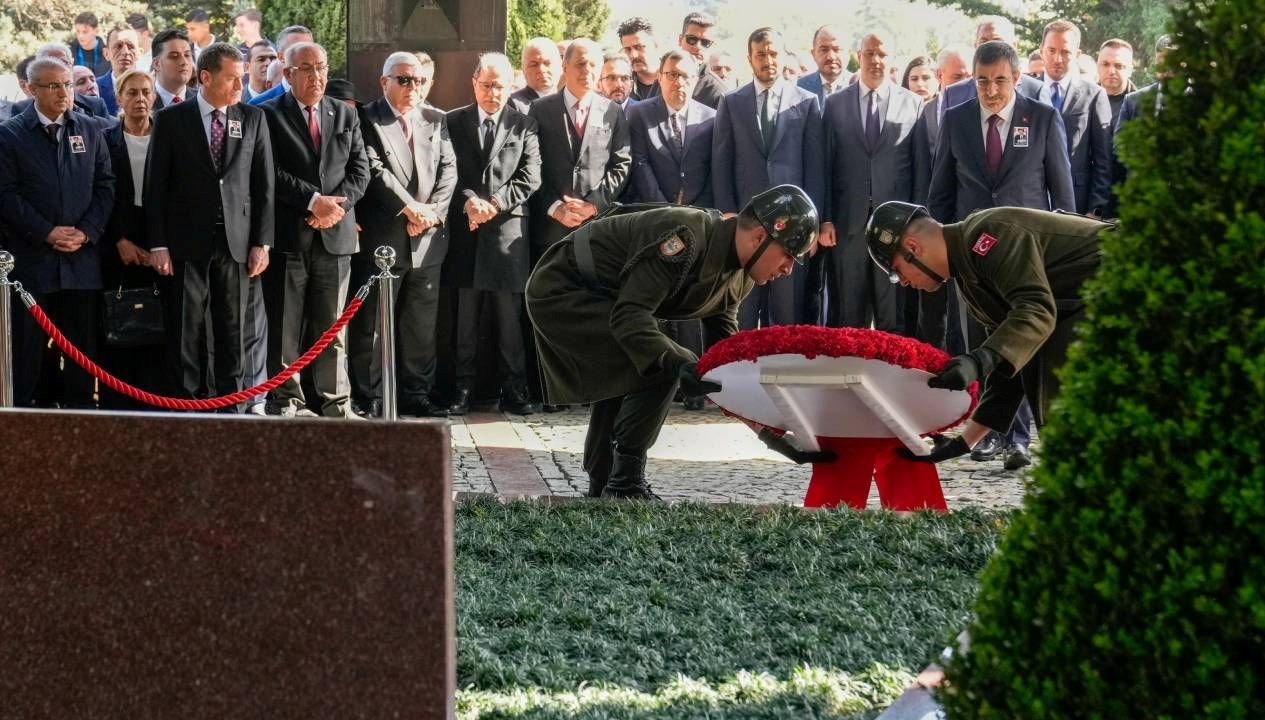 8 cumhurbaskani turgut ozal mezari basinda anildi n1RrHePF