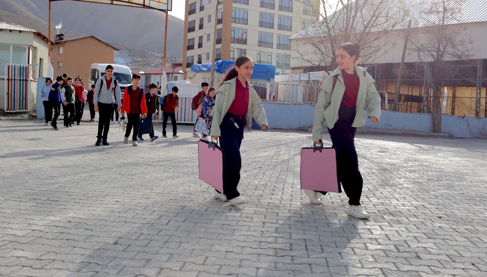 9 gunluk tatil sonrasi zil tekrar caldi qD4hm3Af