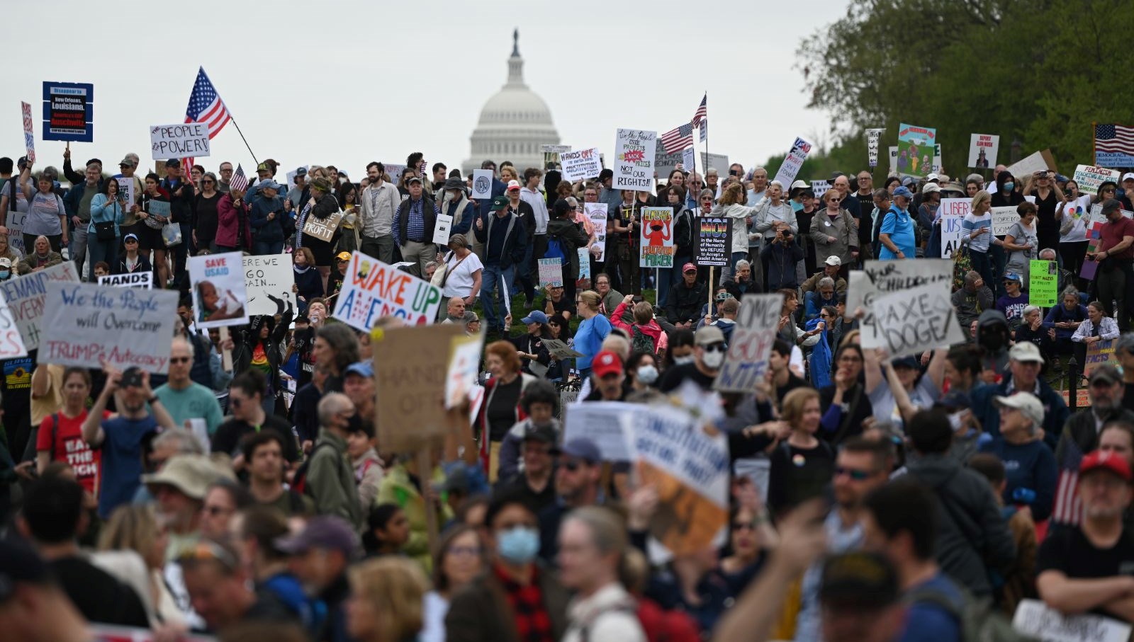 Trump ve Musk’a Karşı Kitlesel Öfke: Amerika Protestolarla Sarsılıyor 71 abdde binlerce kisi trump ve muski protesto etti