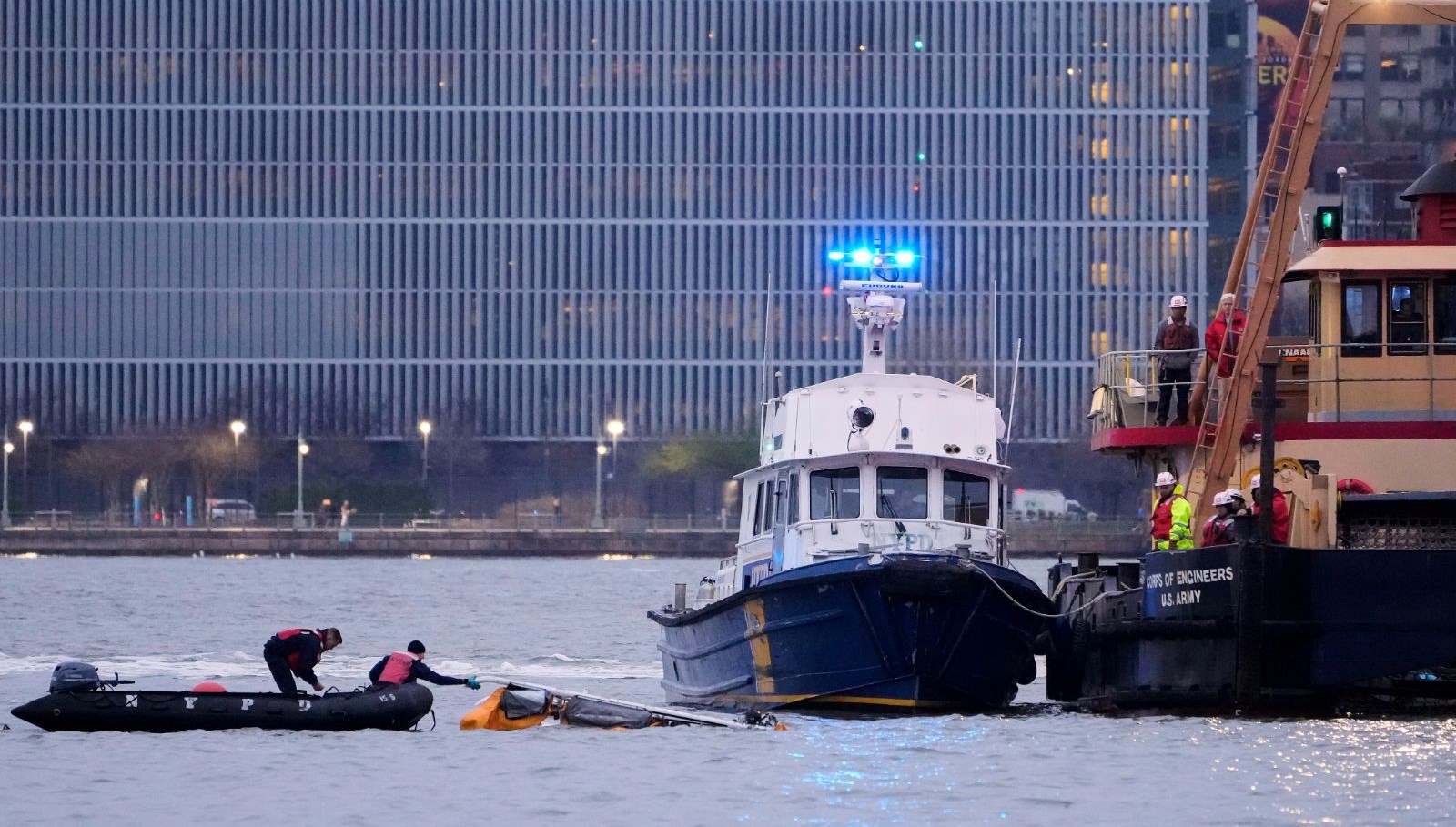 abdde helikopter irmaga dustu siemens ceosu da olenler ortasinda FvL4gUJa