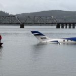 abdde ucak pistten kayarak suya dustu 5 kisi yaralandi JdwWODIU