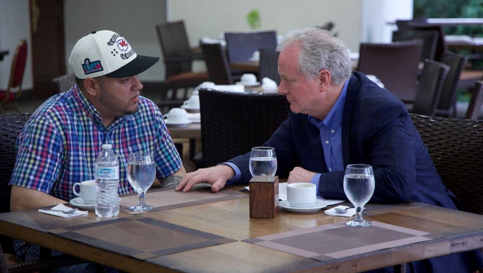 abdli senator ezkaza cehenneme gonderilen gocmenle gorustu FKQlQ9V8