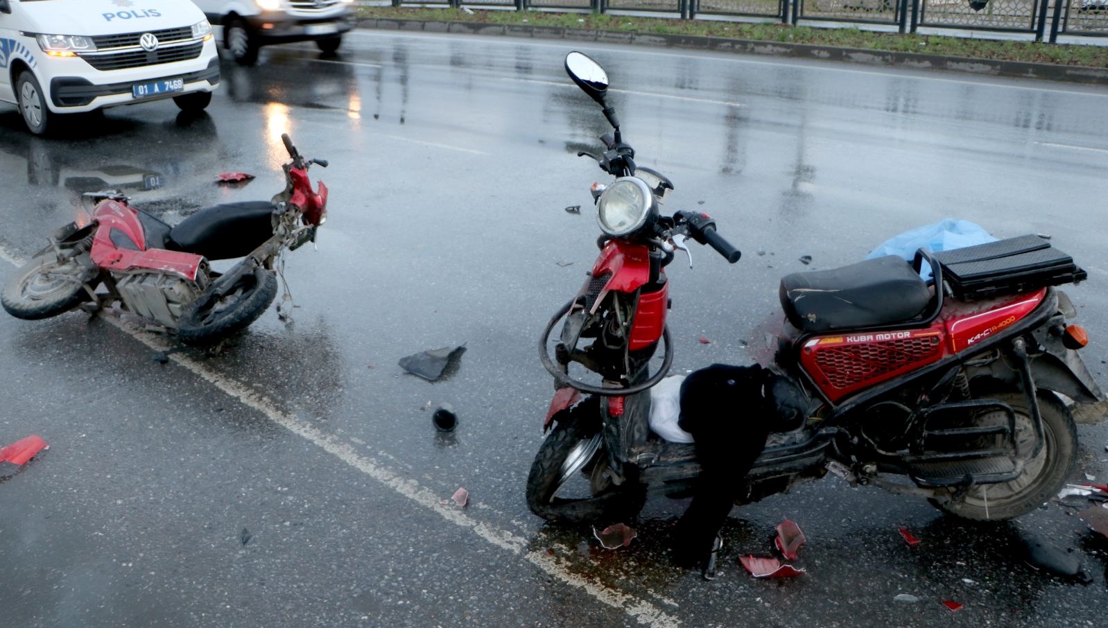 adanada feci kaza araba ile 2 elektrikli bisiklet carpisti 1 kisi oldu 7KVOHpOb