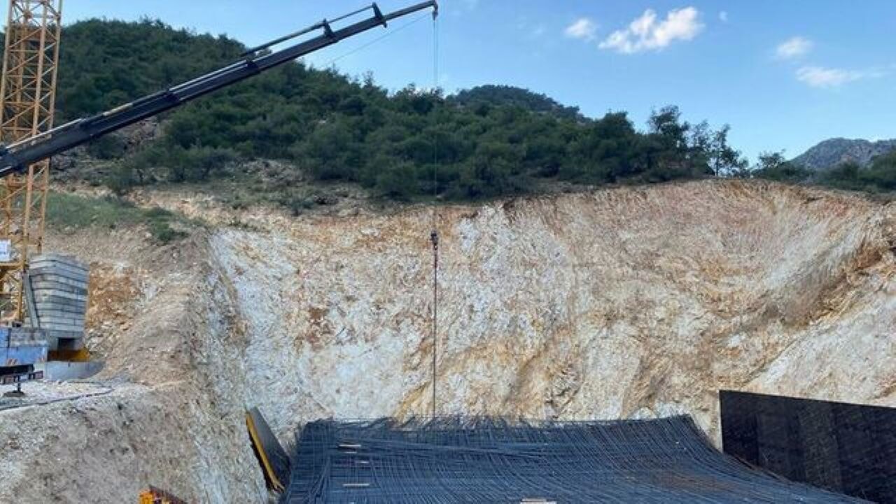 alasehirde hizli tren insaatinda felakete neden olan demir cokmesi gjHwclgC