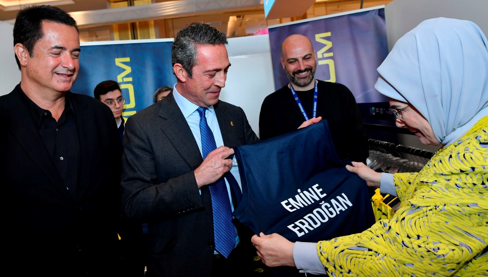 Ali Koç, Emine Erdoğan'a Fenerbahçe forması armağan etti 71 ali koc emine erdogana fenerbahce formasi armagan etti KiuCuDIS