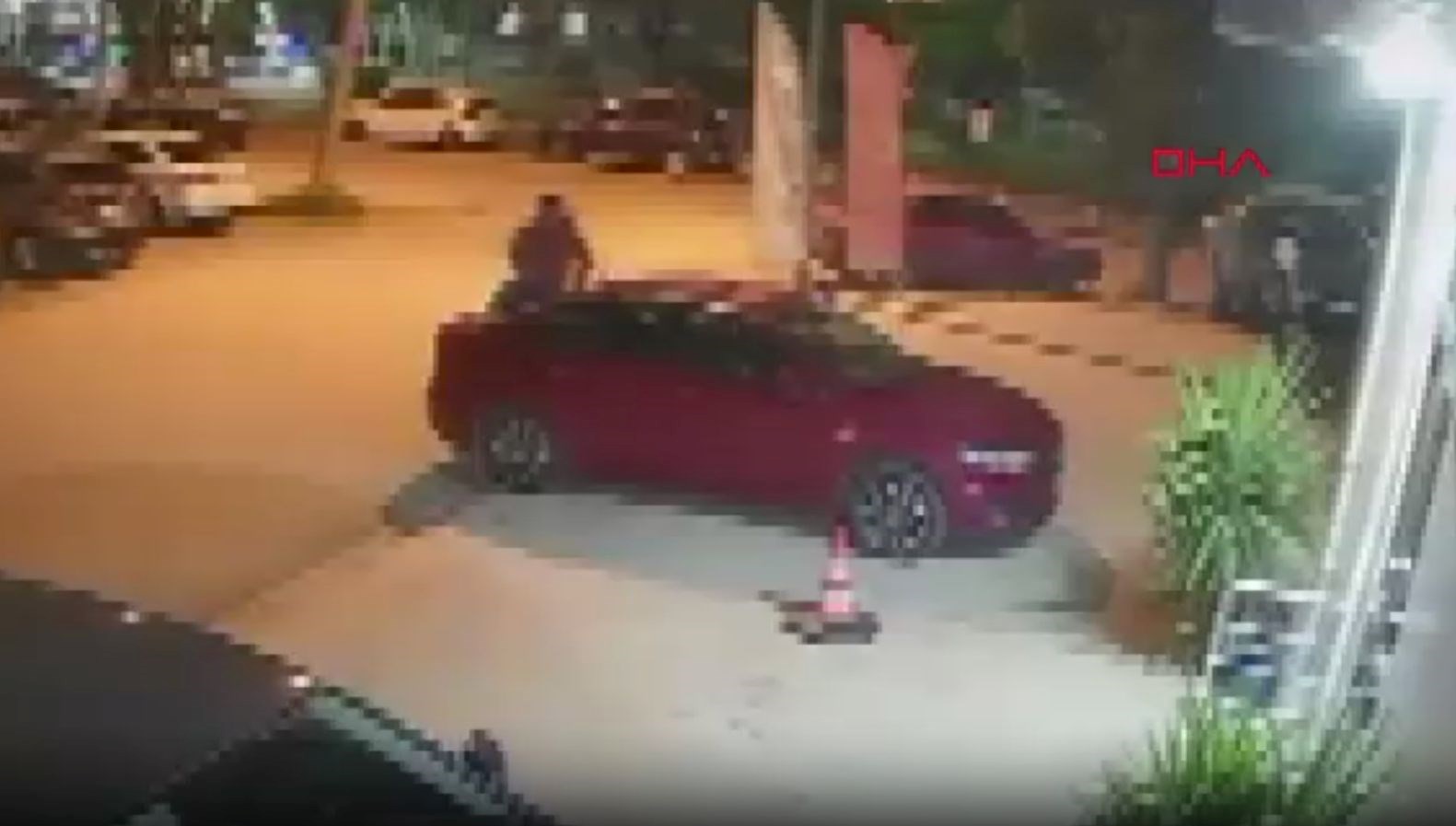 Alkollü adam otomobillere yumruk atıp, üzerinde zıpladı 71 alkollu adam otomobillere yumruk atip uzerinde zipladi v63u6RTC