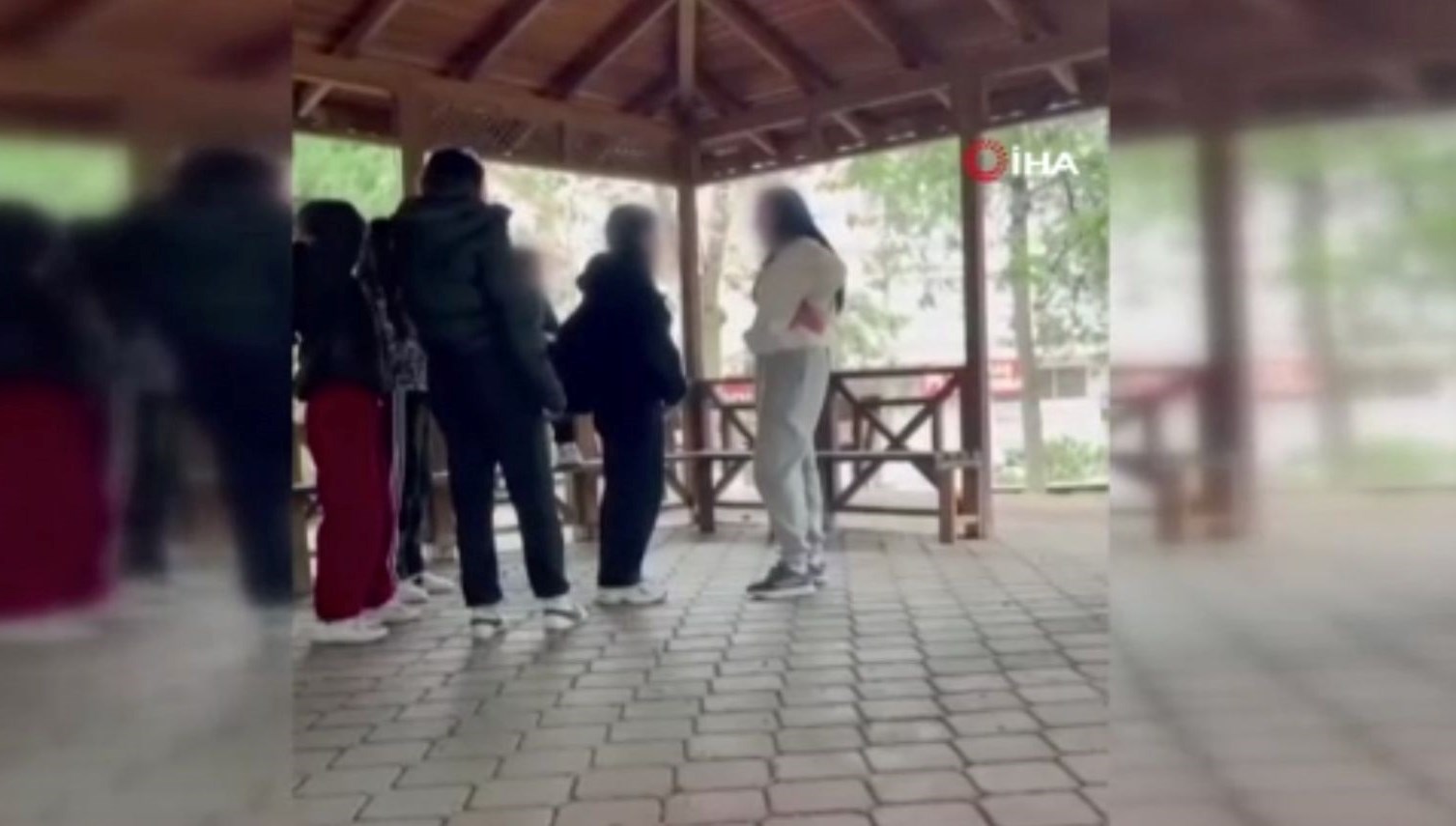 ankarada akran siddeti genc kizi darbedip telefonla kaydettiler KVzLEruf