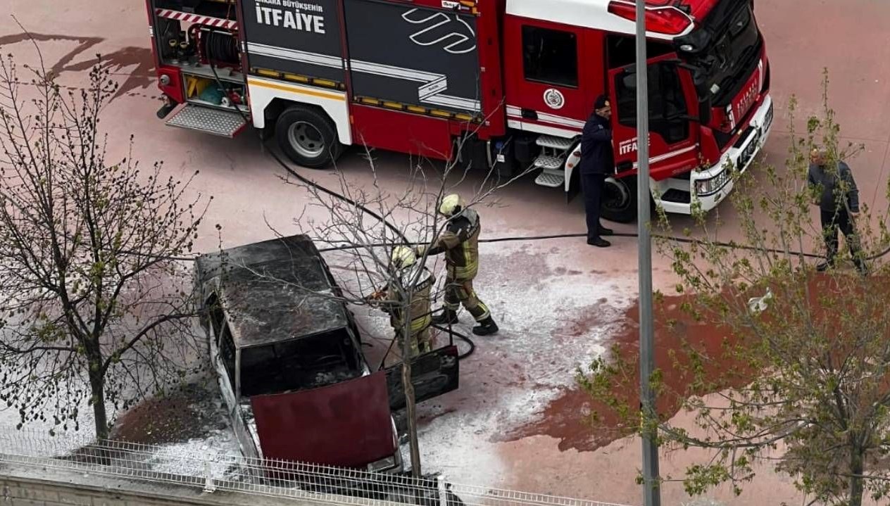 ankarada park halindeki arac alev alev yandi YkN7GOEl