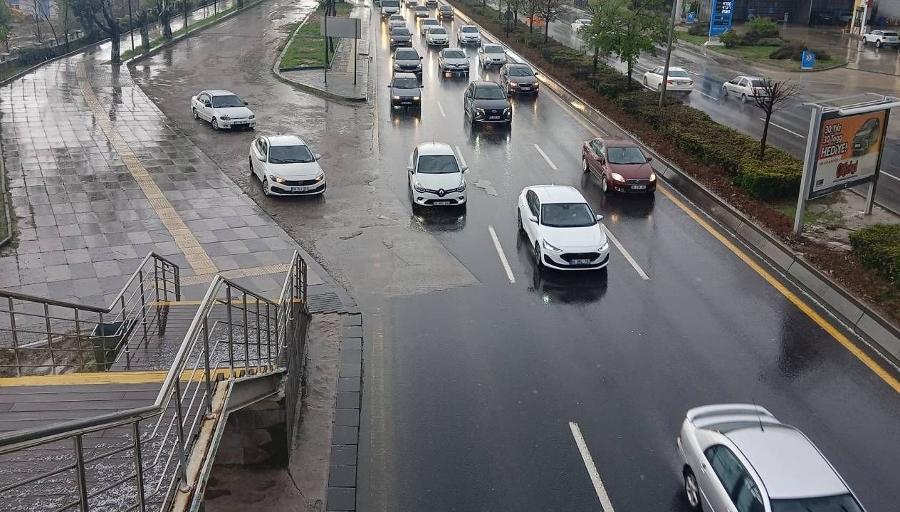 Ankara'da Sağanak Sürprizi: Trafik Kabusa Döndü 71 ankarada saganak yagis trafige neden oldu KqEN1J6z