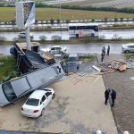 antalyada hortum iki tonluk bungalovu surukledi minibusu arabalarin uzerine firlatti Wr9TL9sx