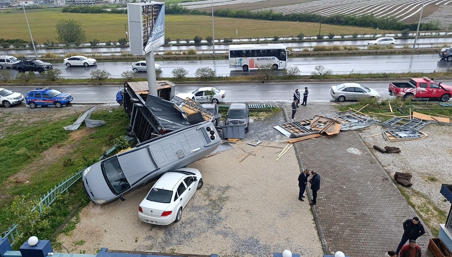 antalyada hortum iki tonluk bungalovu surukledi minibusu arabalarin uzerine firlatti