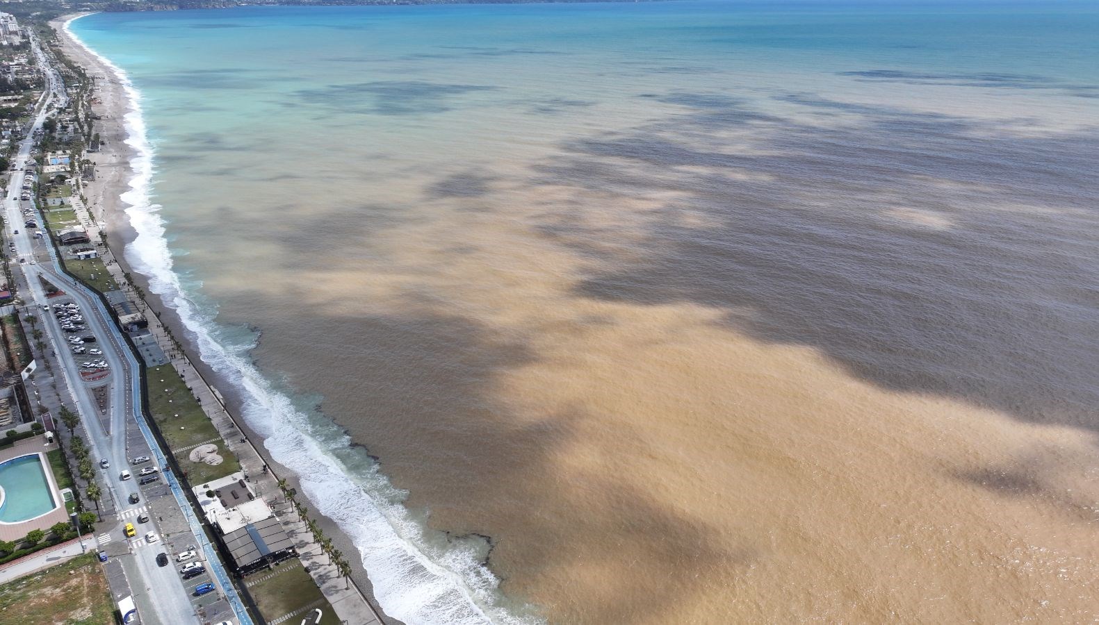 antalyada saganak denizin rengi degisti Y191wsWN