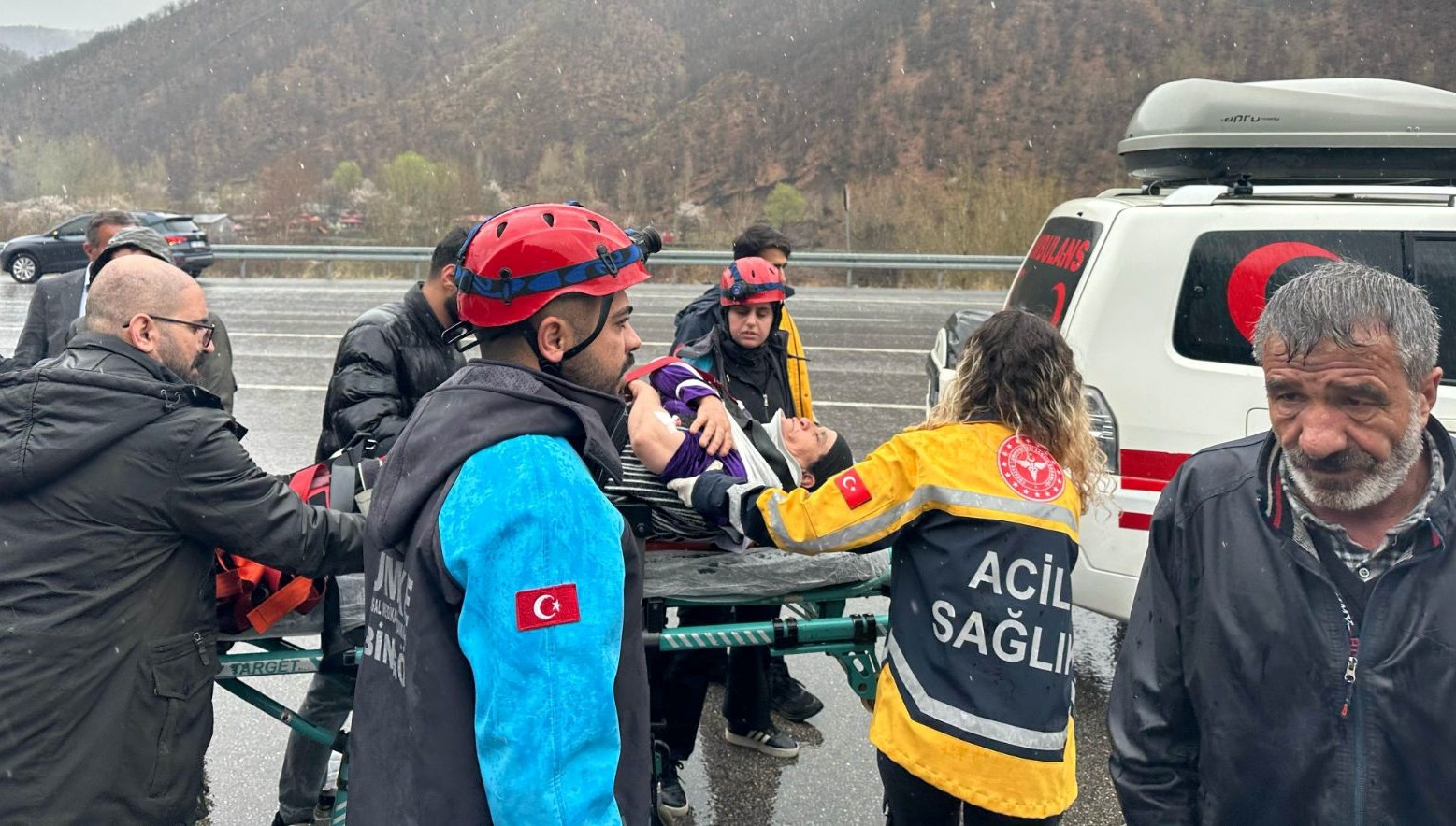 araba istinat duvarina carpti 5 yarali pZAGpKgk