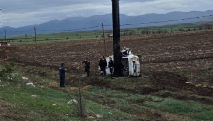 Bir Otomobilin Direğe Çarptığı Kazada Bir Can Kaybı 71 araba reklam diregine carpti 1 meyyit 9jCgXE3E